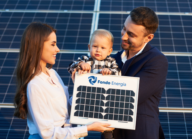 Familia aprovechando energía solar