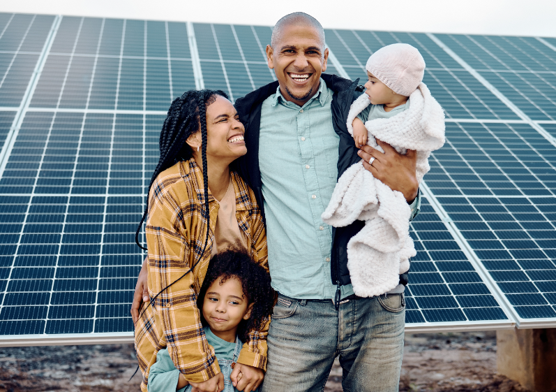 Familia aprovechando energía solar